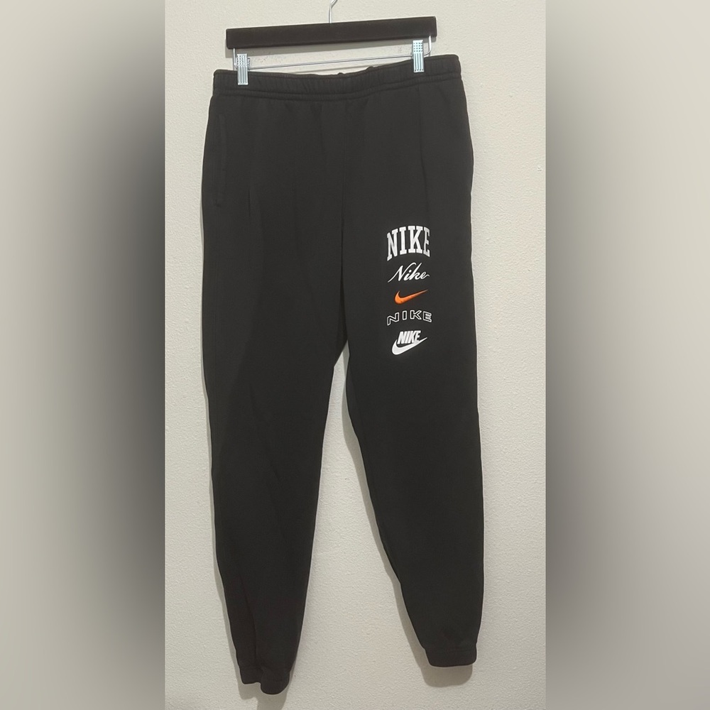 Nike Club Fleece Stacked Graphic Sweatpants Joggers Mens XL Black
